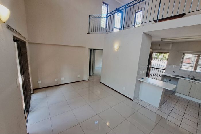 Lonehill Townhouse To Rent: 2 Beds, Loft, Pool, Pet-Friendly Community Amenities.