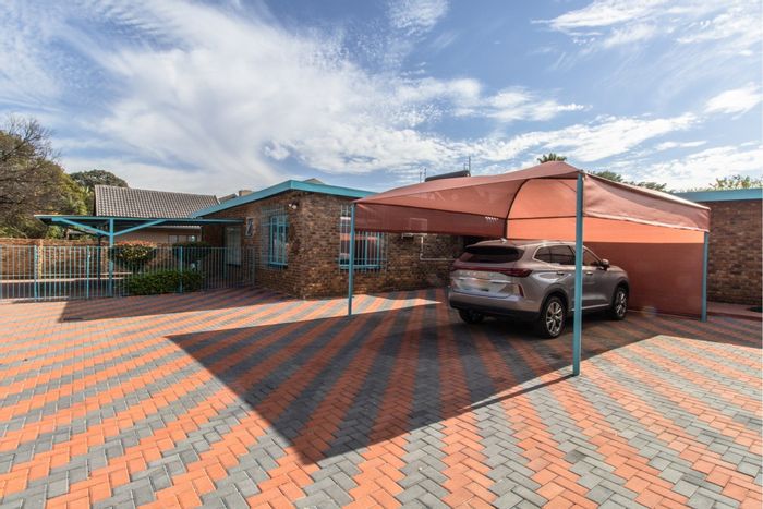 Wierda Park House For Sale: 4 Bedrooms, Granny Flat, Pool, Solar System.