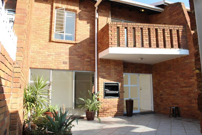 For Sale: Townhouse in Bedford Gardens with 3 bedrooms, pool, and private garden.
