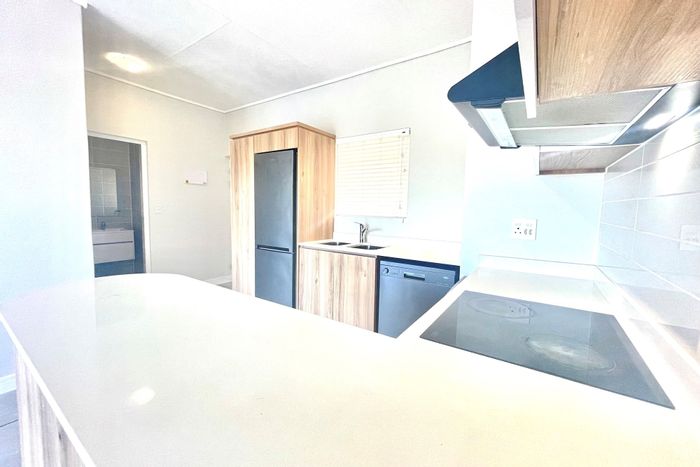 Ballito Central Apartment To Rent: 1-bed, gym, padel court, and beach access.