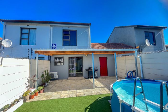 Hagley Townhouse For Sale: 2 beds, gated community, park access, convenient commuting.