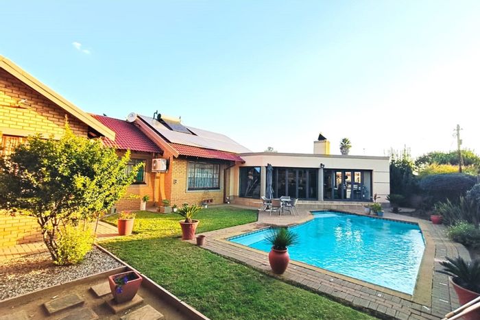 Vaalpark House For Sale: 4 Bedrooms, pool, entertainment area, solar system.