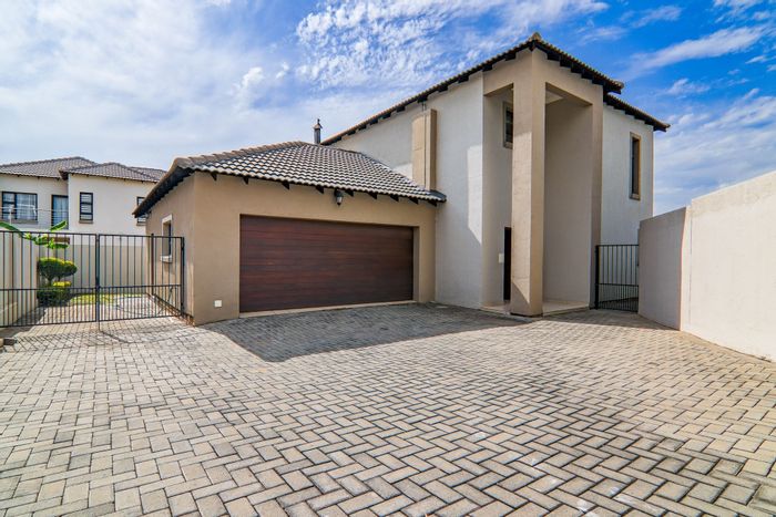 For Sale: House in Thatchfield Estate with pool, garden, and spacious living areas.