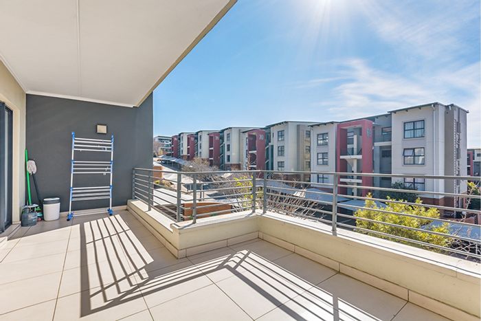 For Sale: 2-Bedroom Apartment in Fourways with clubhouse, pool, and security features.