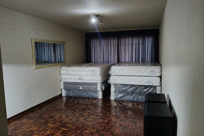 1-Bedroom Apartment for Sale in Paarlshoop with Secure Complex and Convenient Location.