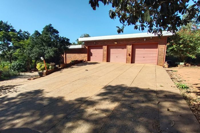 For Sale: Leeuwenkloof AH Farm with 4 beds, off-grid solar, and expansive land.