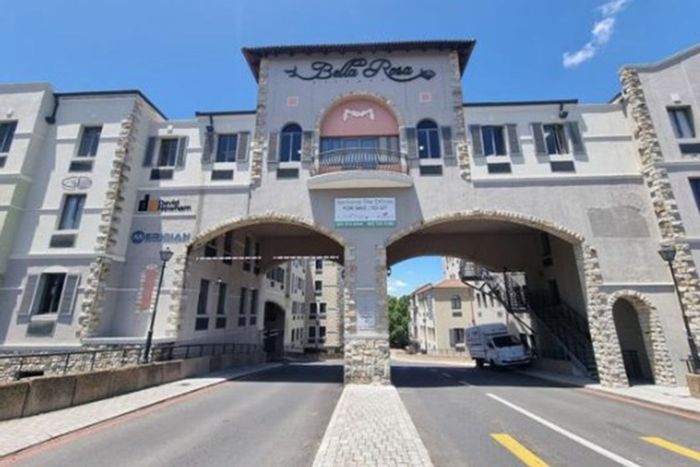 Rosendal Apartment To Rent: Gym access, secure parking, and water included.