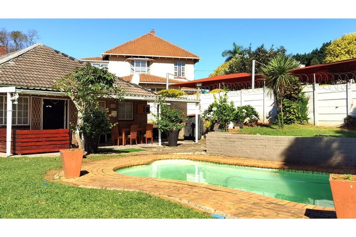 For Sale: House in Town Hill with 5 bedrooms, pool, garden, and parking.