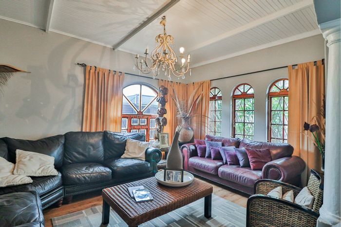 Spacious Glenlilly house for sale: 6 bedrooms, 4 bathrooms, 2 flatlets.