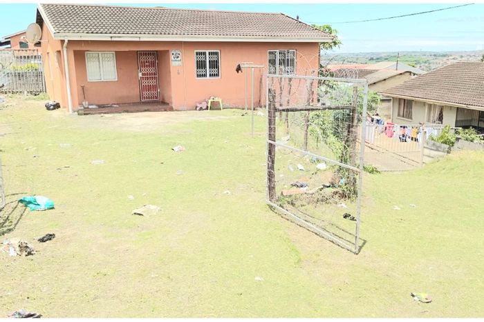 Eastbury House For Sale: 3 Bedrooms, spacious yard, close to amenities.