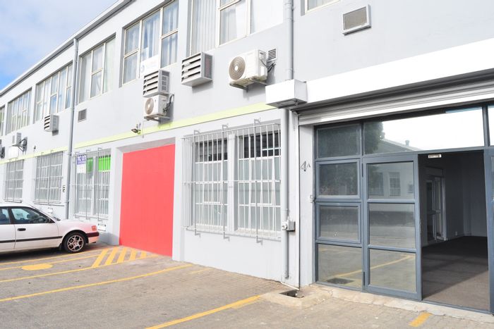 Industrial space to rent in Paarden Eiland with flexible layout and delivery zone.