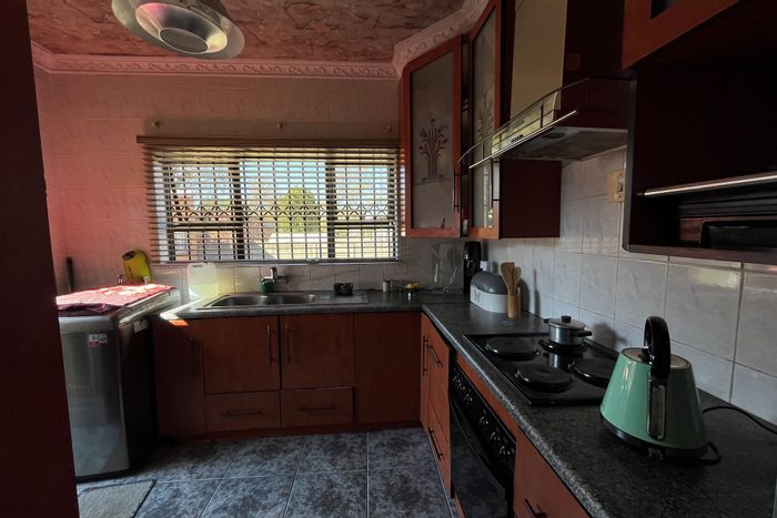 For Sale: 3-bedroom house in Vanderbijlpark Cw with ample parking and spacious yard.