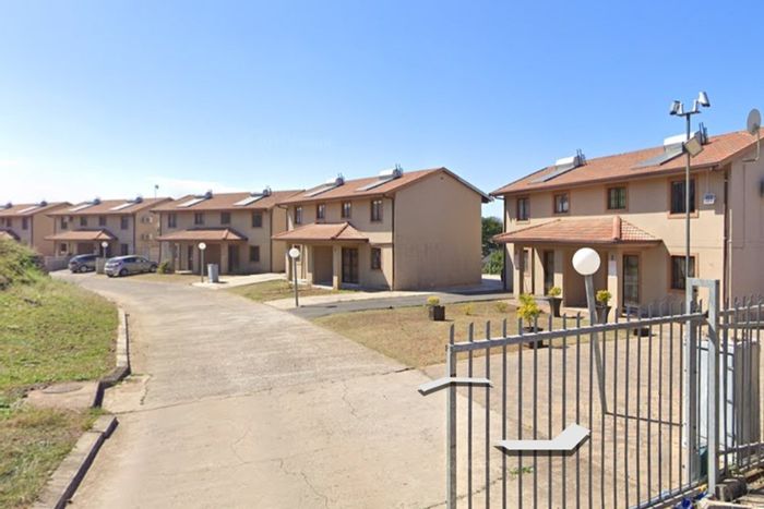 Grove End Townhouse To Rent: 3 Bedrooms, gated complex, 24-hour security, parking.