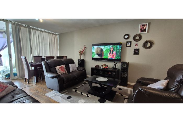 Killarney Apartment For Sale: 2 Bedrooms, 2 Bathrooms, Enclosed Balcony, Covered Parking.