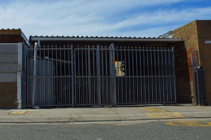 Westridge Cluster For Sale: Family home with ample parking and secure storage.