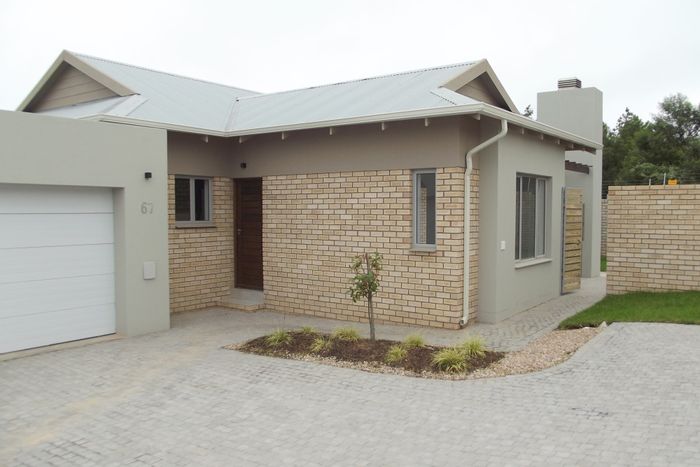 For Sale: House in Mooikloof Country Estate with 3 beds, double garage, pet-friendly.