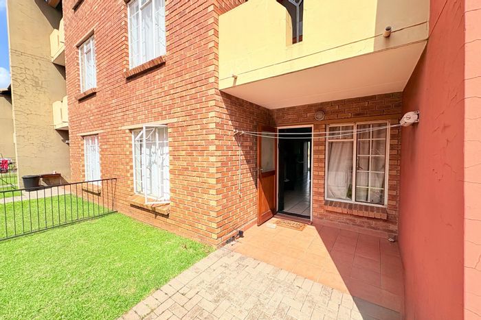 To Rent: Apartment in Comet with 2 bedrooms, prepaid utilities, and private garden.