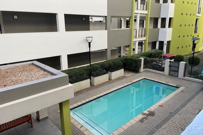 Rivonia Apartment To Rent: 2 beds, pool, study area, 24-hour security.
