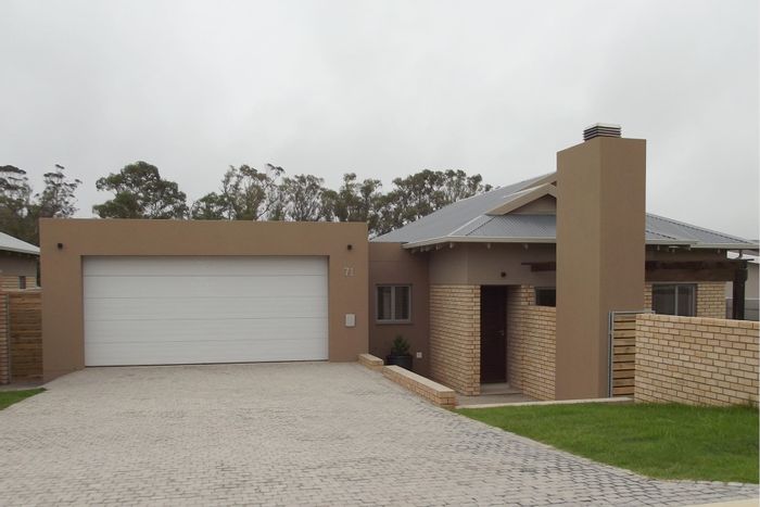 House for Sale in Hansmoeskraal AH: 3 beds, double garage, pet-friendly, secure estate.