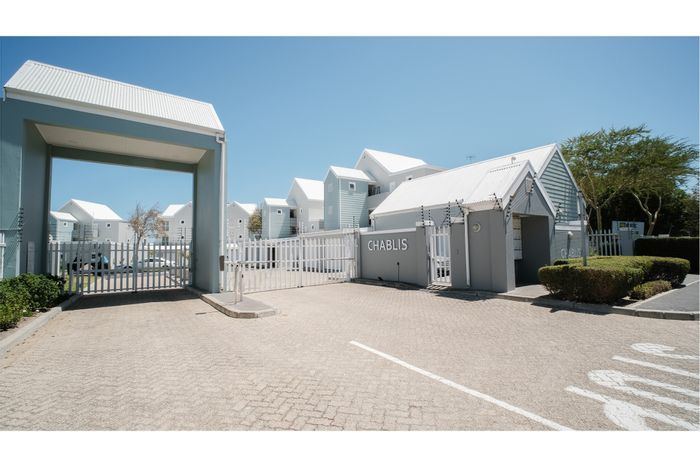 Burgundy Estate Apartment For Sale: 3 beds, garage, patio, near parks and golf.