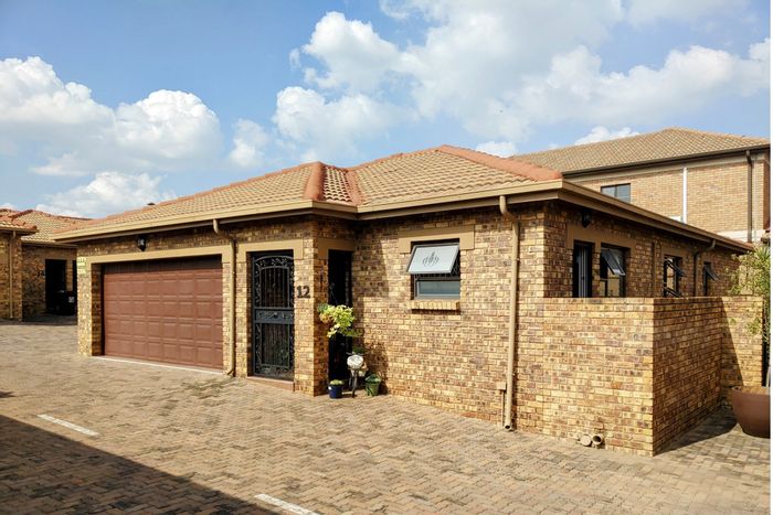 3-Bedroom Townhouse To Rent in Bartlett with secure complex, pet-friendly, and garden.