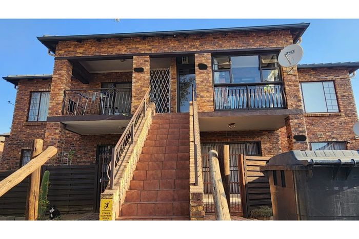 2-Bedroom Townhouse in Sonneveld To Rent with Private Garden and Communal Pool.
