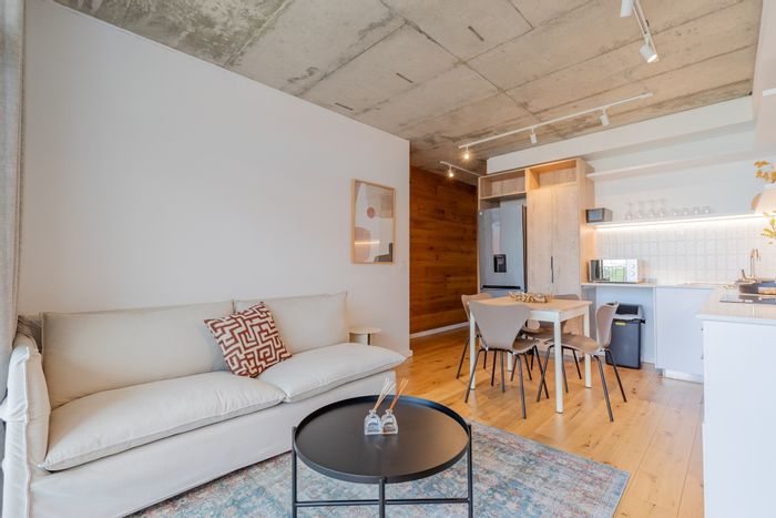 Sea Point Apartment For Sale: 2 beds, rooftop pool, gym, secure parking.