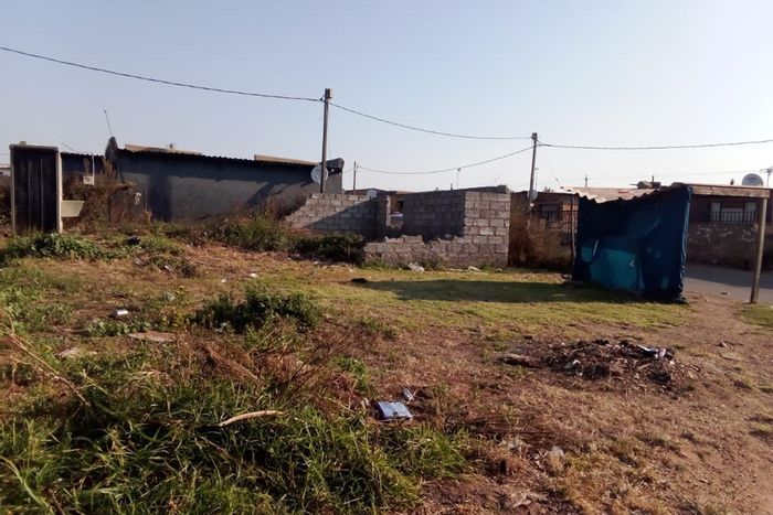 House for Sale in Tsakane Ext 12: Corner lot, close to amenities and schools.