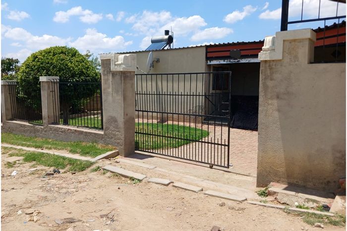 House for Sale in Olievenhoutbosch: 1 bed, landscaped garden, covered parking for 2.