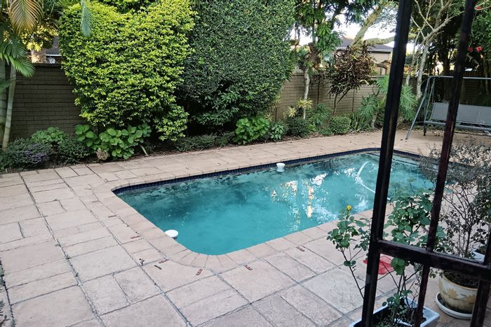Townhouse To Rent in Meer En See: 3 beds, pool, garden, garage, security.