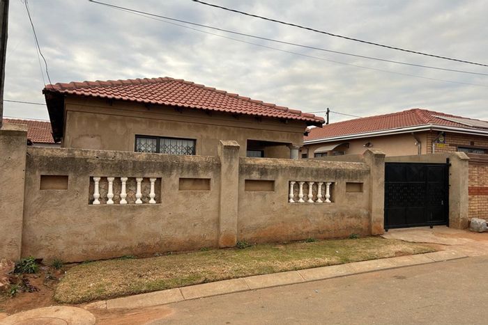 For Sale: House in Doornkop with 2 bedrooms, outside rooms, and walled yard.