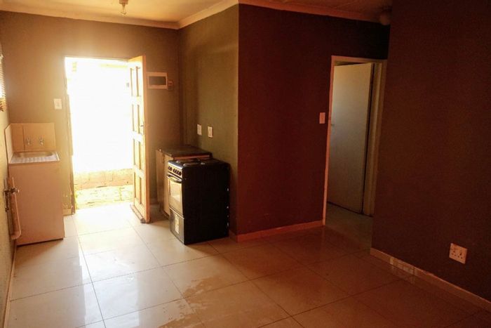 For Sale: House in Protea Glen with open plan kitchen, spacious yard, secure parking.