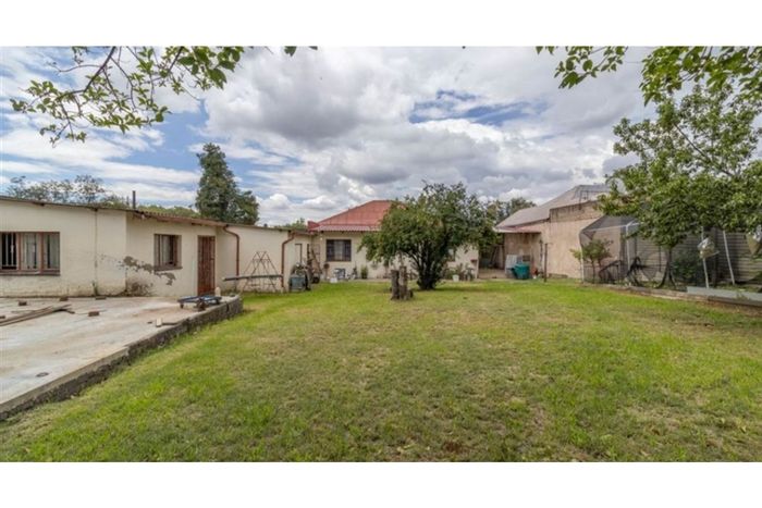 Spacious House in The Hill For Sale: 3 Bedrooms, 4-Car Garage, Dual Entrances.