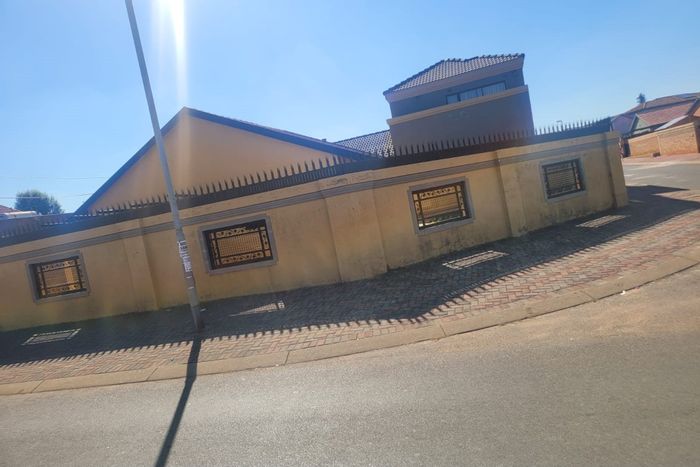 2-Bedroom House To Rent in Protea North with fitted kitchen and ample parking.