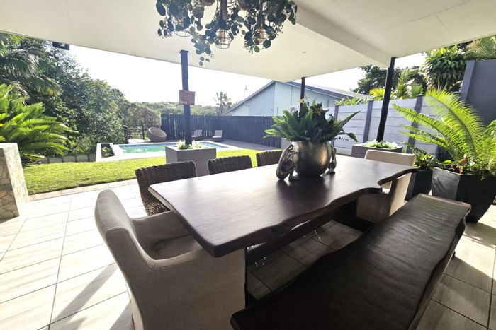 For Sale: House in Meer En See with 4 beds, pool, flatlet, and garage.