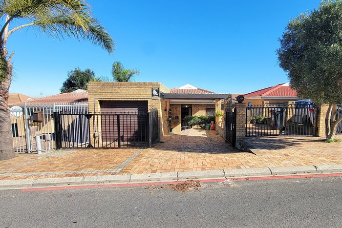 For Sale: Townhouse in Normandie with 2 bedrooms, garage, and off-street parking.