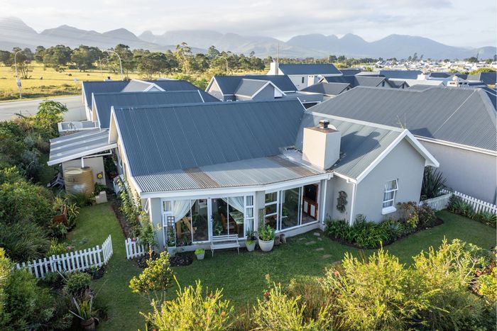 Kraaibosch Country Estate House For Sale: 4 beds, sunroom, garden, double garage.