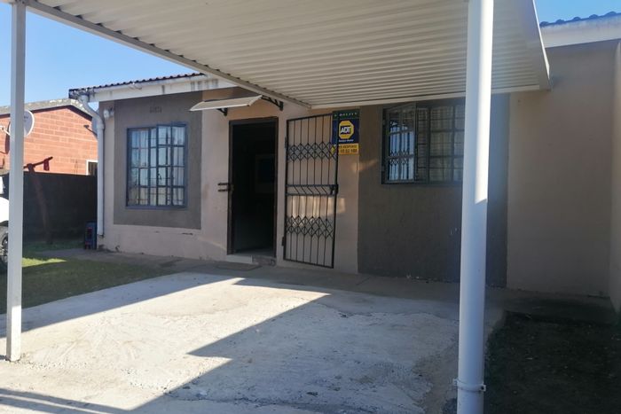 Merlewood House For Sale: 2-bed, 1-bath, near schools and Main Harding Road.