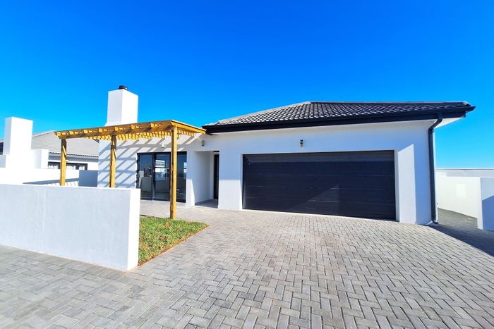 For Sale: House in Shelley Point with golf access, indoor braai, and solar energy.