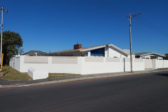 Spacious 7-bedroom house in Parow Valley with ample parking and outdoor space. For Sale.
