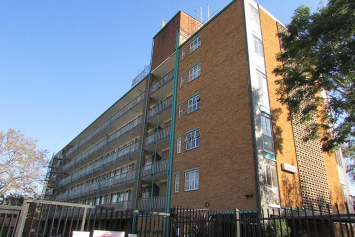 For Sale: 2-Bedroom Apartment in Wonderboom South with Seller Lease Back Option.