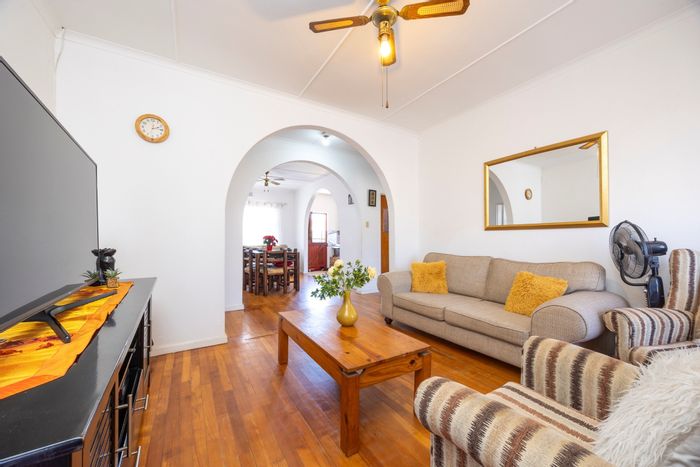 For Sale: House in Peerless Park East, 3 beds, garage, close to amenities.