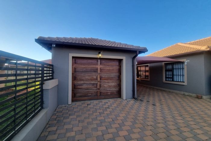 3-Bedroom House in Ellaton For Sale with secure parking and low-maintenance yard.