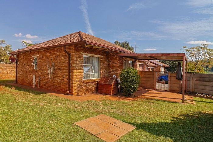 Weltevreden Park Townhouse For Sale: 2 beds, 2 baths, garden, double garage.