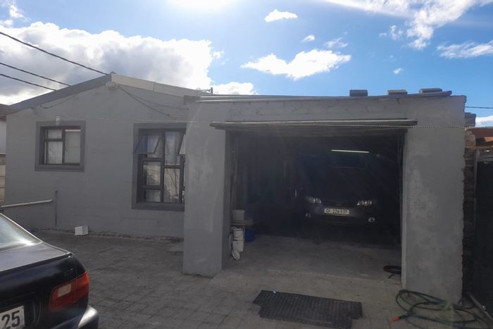 Roosendal House For Sale: 2 beds, 1 bath, ample parking, outdoor space.
