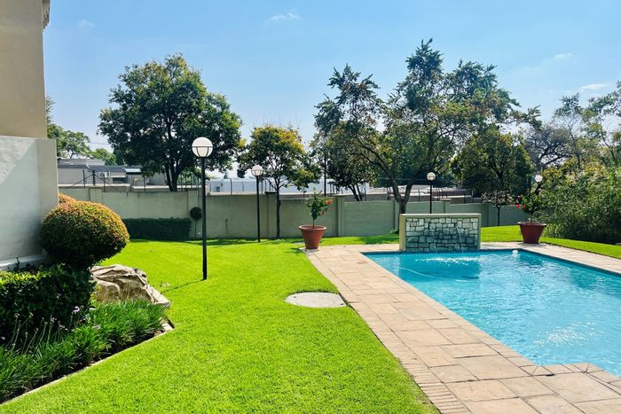 Fully furnished 2-bedroom apartment with pool and garden in Morningside, To Rent.
