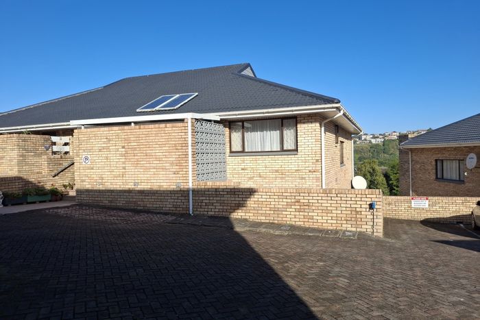 Beacon Bay Townhouse For Sale: 3 beds, balcony, built-in braai, secure complex.