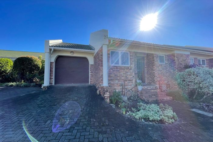 Chiselhurst Townhouse For Sale: 2 Bedrooms, secure complex, private backyard, automated garage.