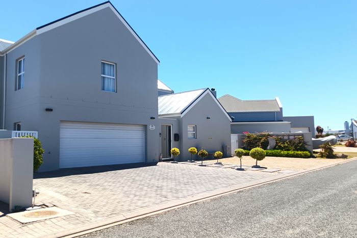 Laguna Sands Townhouse For Sale: Income unit, home office, rainwater reservoir, ample parking.