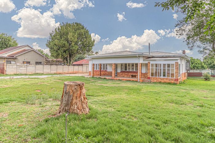 Florida House To Rent: 3 Bedrooms, Garden, Garage, Cat-Friendly, Convenient Amenities.